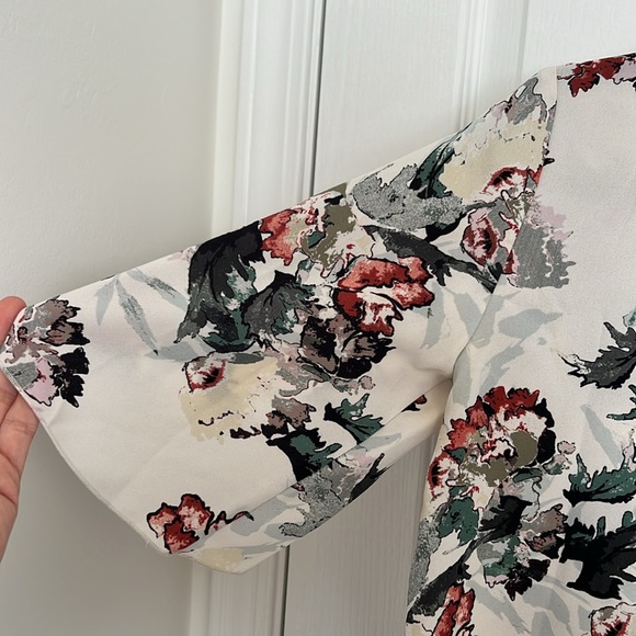 Aritzia floral blouse - Picture 6 of 7